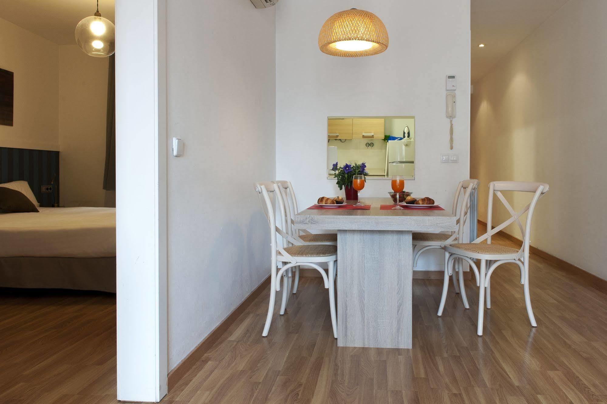Mh Apartments Liceo Барселона Екстер'єр фото